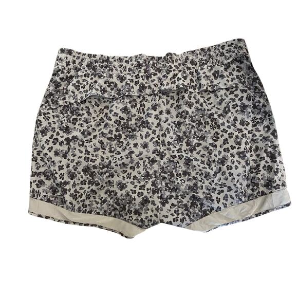 Athleta Women's Size 2X Gray Leopard Printed Mesh Racer Run 4" Athletic Short - Picture 3 of 9